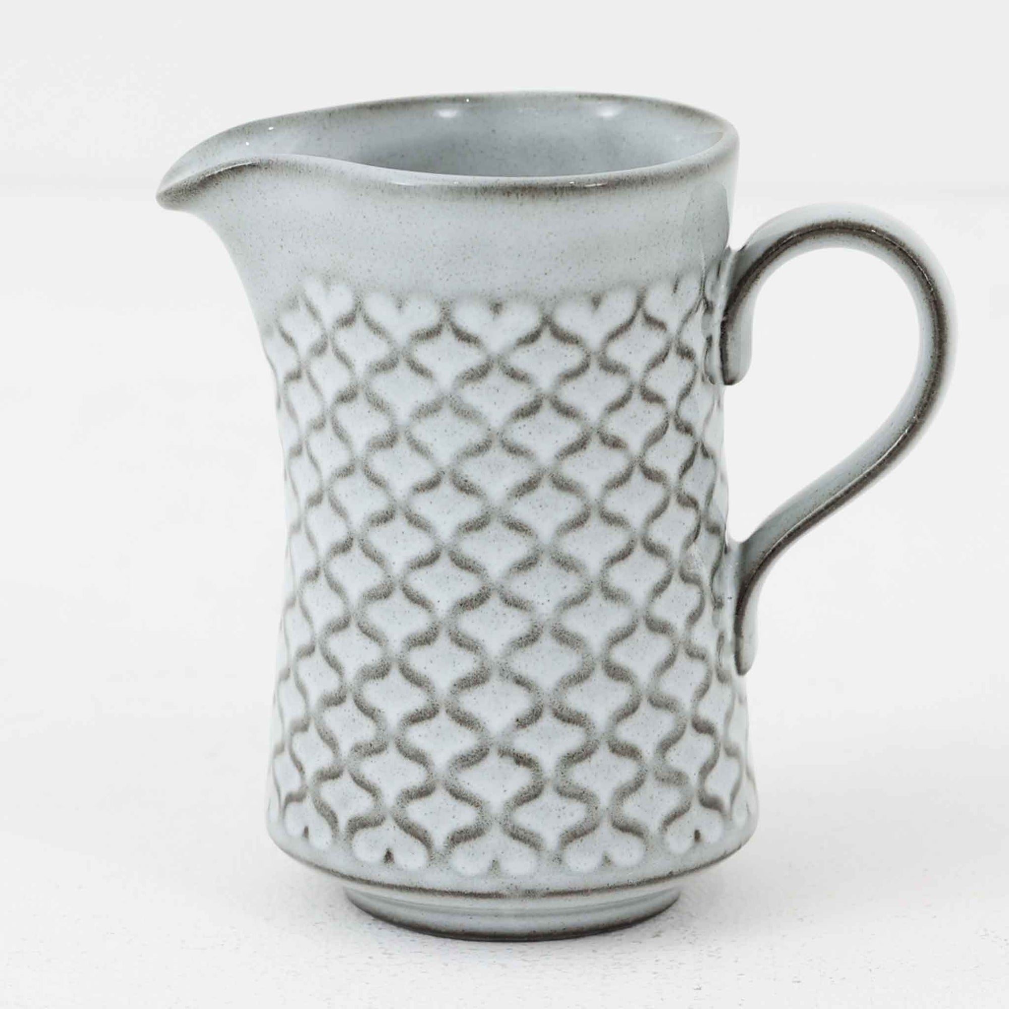 デンマークを代表するデザイナー、イェンス・H・クイストゴーによる「Cordial（コーディアル）」シリーズのヴィンテージクリーマーです。1960年代にKronjydenから制作が始まったシリーズは、その後Nissen、Bing&Grondahlと引き継がれ長く愛されたシリーズとなりました。ストーンウェアにハートを連想させる繊細な型押し模様が施されており、デンマークではスウェーデンやフィンランドの陶器メーカーと並んで今でも非常に人気のある商品となります。