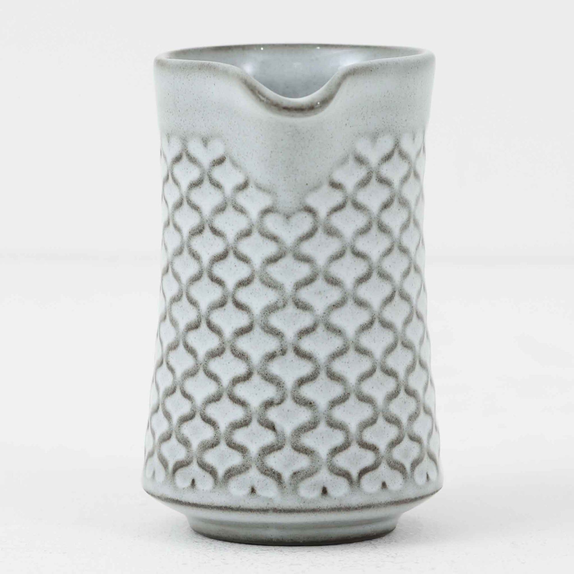 デンマークを代表するデザイナー、イェンス・H・クイストゴーによる「Cordial（コーディアル）」シリーズのヴィンテージクリーマーです。1960年代にKronjydenから制作が始まったシリーズは、その後Nissen、Bing&Grondahlと引き継がれ長く愛されたシリーズとなりました。ストーンウェアにハートを連想させる繊細な型押し模様が施されており、デンマークではスウェーデンやフィンランドの陶器メーカーと並んで今でも非常に人気のある商品となります。