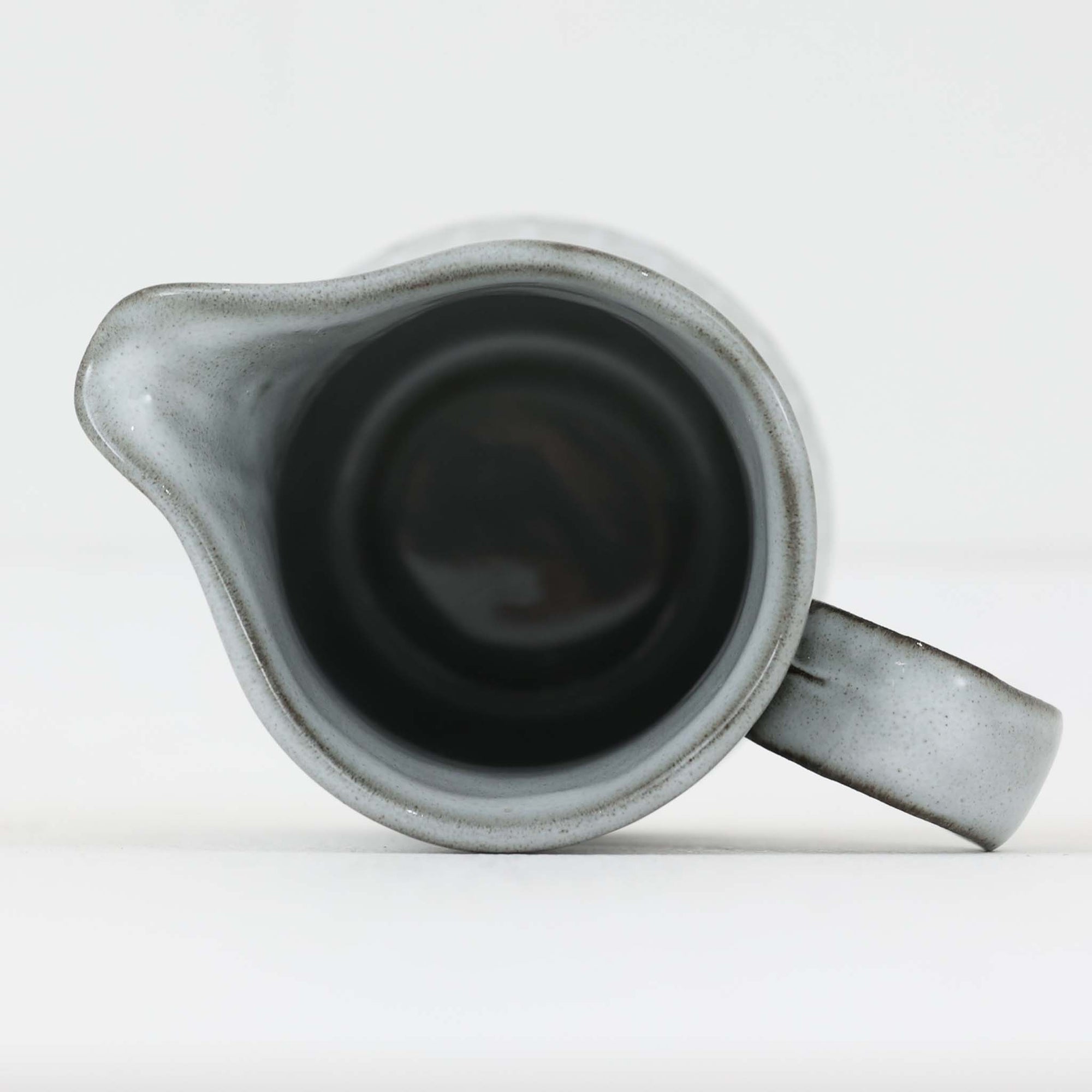 デンマークを代表するデザイナー、イェンス・H・クイストゴーによる「Cordial（コーディアル）」シリーズのヴィンテージクリーマーです。1960年代にKronjydenから制作が始まったシリーズは、その後Nissen、Bing&amp;Grondahlと引き継がれ長く愛されたシリーズとなりました。ストーンウェアにハートを連想させる繊細な型押し模様が施されており、デンマークではスウェーデンやフィンランドの陶器メーカーと並んで今でも非常に人気のある商品となります。