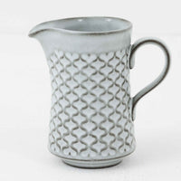 デンマークを代表するデザイナー、イェンス・H・クイストゴーによる「Cordial（コーディアル）」シリーズのヴィンテージクリーマーです。1960年代にKronjydenから制作が始まったシリーズは、その後Nissen、Bing&Grondahlと引き継がれ長く愛されたシリーズとなりました。ストーンウェアにハートを連想させる繊細な型押し模様が施されており、デンマークではスウェーデンやフィンランドの陶器メーカーと並んで今でも非常に人気のある商品となります。