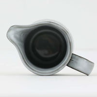 デンマークを代表するデザイナー、イェンス・H・クイストゴーによる「Cordial（コーディアル）」シリーズのヴィンテージクリーマーです。1960年代にKronjydenから制作が始まったシリーズは、その後Nissen、Bing&Grondahlと引き継がれ長く愛されたシリーズとなりました。ストーンウェアにハートを連想させる繊細な型押し模様が施されており、デンマークではスウェーデンやフィンランドの陶器メーカーと並んで今でも非常に人気のある商品となります。