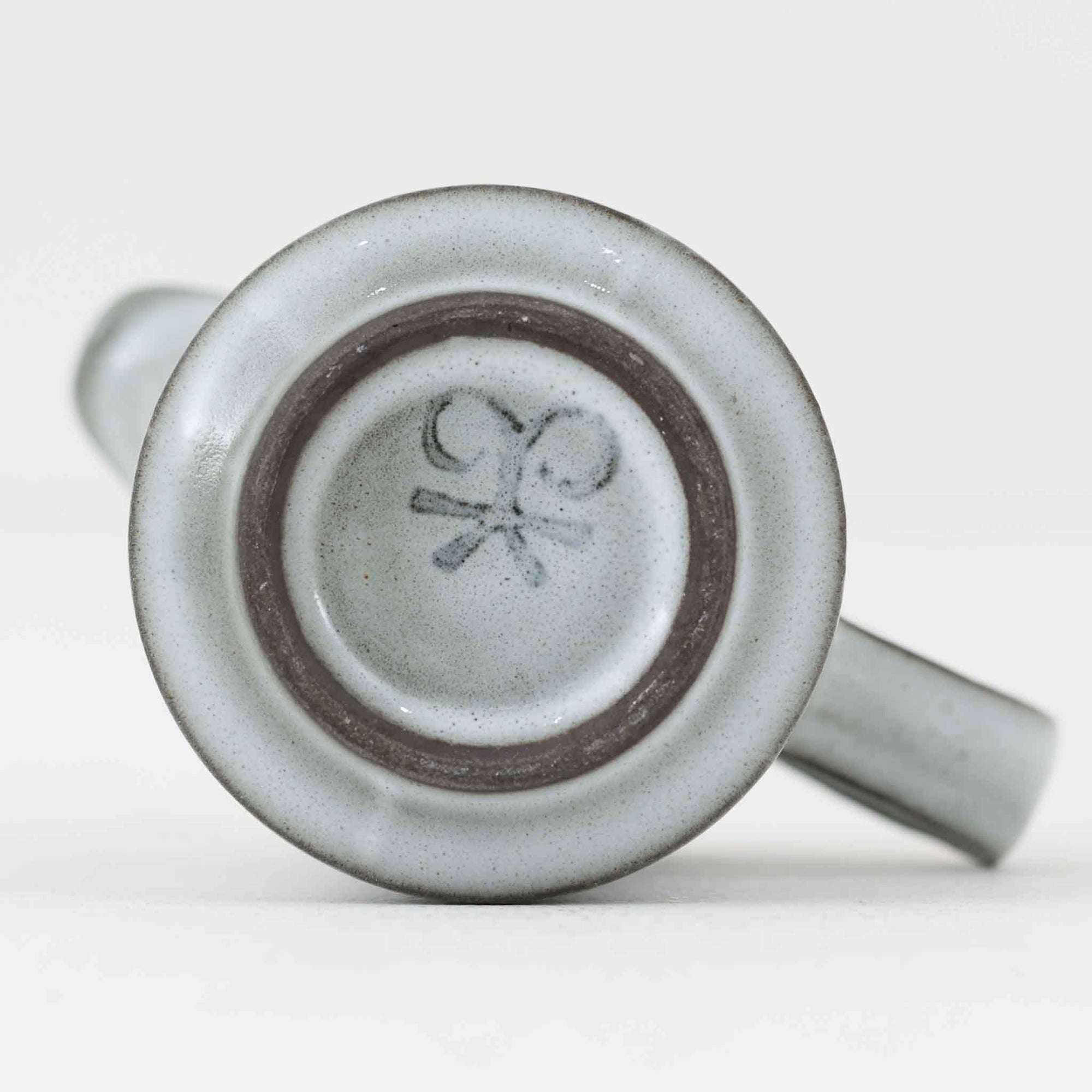 デンマークを代表するデザイナー、イェンス・H・クイストゴーによる「Cordial（コーディアル）」シリーズのヴィンテージクリーマーです。1960年代にKronjydenから制作が始まったシリーズは、その後Nissen、Bing&amp;Grondahlと引き継がれ長く愛されたシリーズとなりました。ストーンウェアにハートを連想させる繊細な型押し模様が施されており、デンマークではスウェーデンやフィンランドの陶器メーカーと並んで今でも非常に人気のある商品となります。