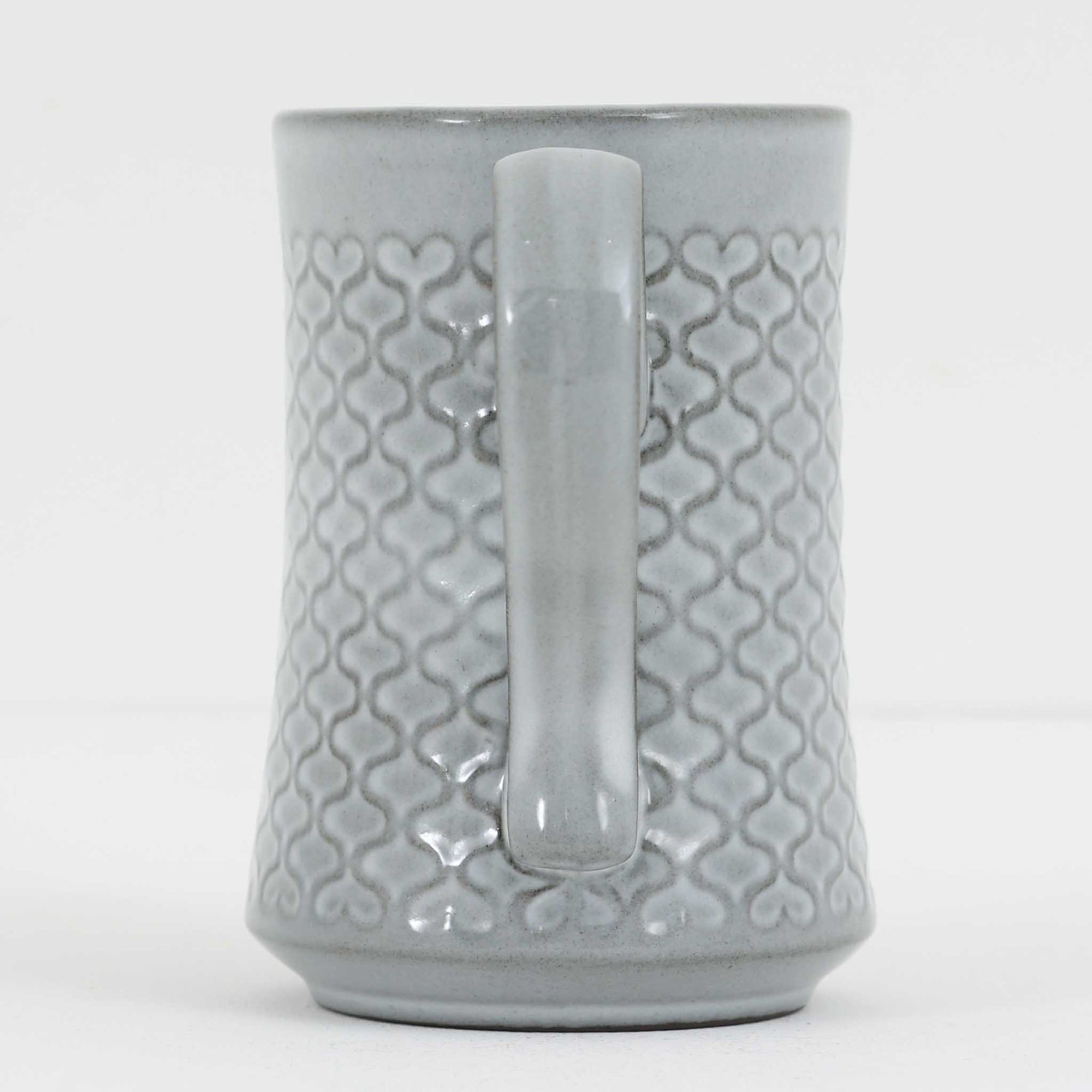 デンマークを代表するデザイナー、イェンス・H・クイストゴーによる「Cordial（コーディアル）」シリーズのヴィンテージ・ミルクジャグ（ピッチャー）です。1960年代にKronjydenから制作が始まったシリーズは、その後Nissen、Bing&amp;Grondahlと引き継がれ長く愛されたシリーズとなりました。淡いグレーのストーンウェアにハートを連想させる繊細な型押し模様が施されており、デンマークではスウェーデンやフィンランドの陶器メーカーと並んで今でも非常に人気のある商品となります。