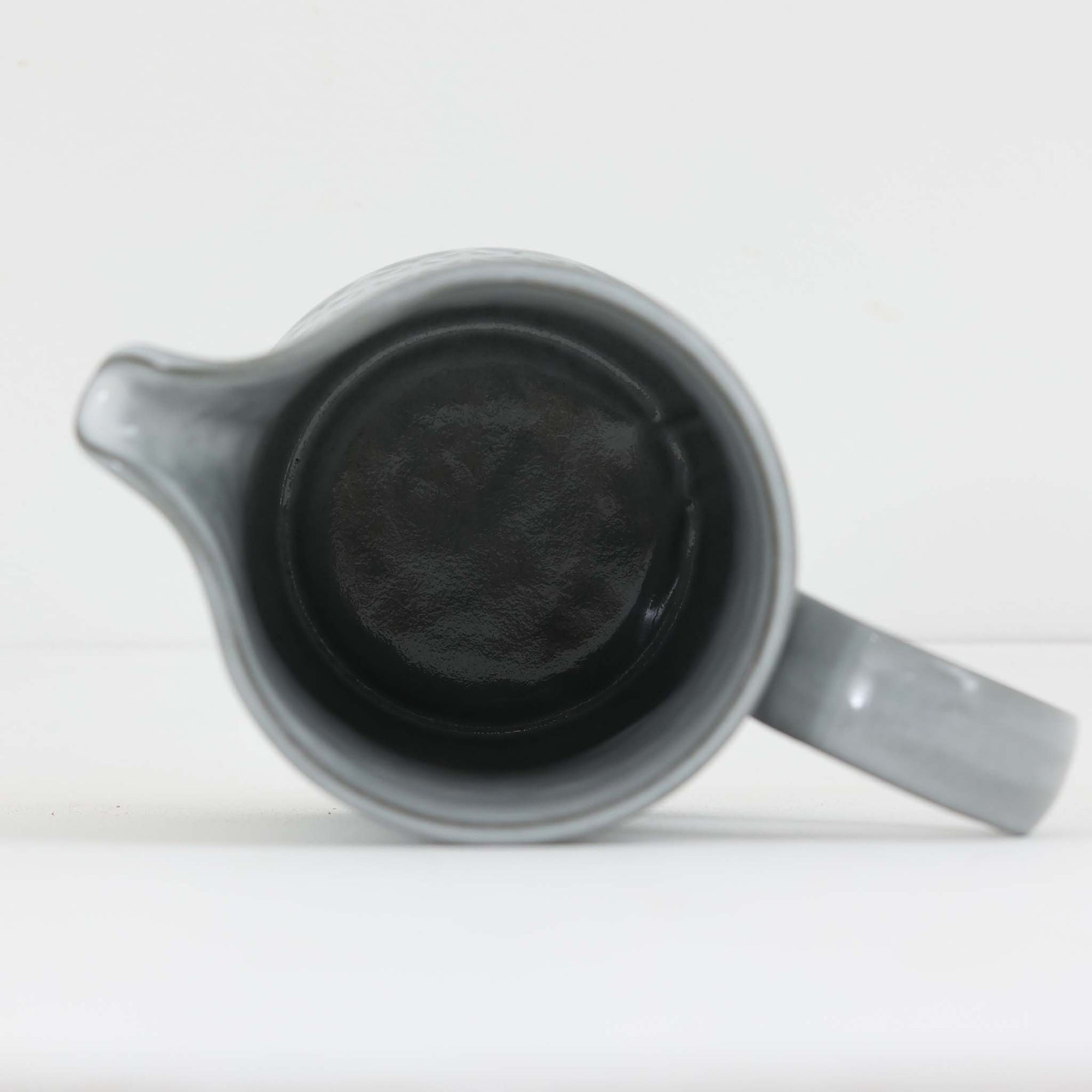 デンマークを代表するデザイナー、イェンス・H・クイストゴーによる「Cordial（コーディアル）」シリーズのヴィンテージ・ミルクジャグ（ピッチャー）です。1960年代にKronjydenから制作が始まったシリーズは、その後Nissen、Bing&amp;Grondahlと引き継がれ長く愛されたシリーズとなりました。淡いグレーのストーンウェアにハートを連想させる繊細な型押し模様が施されており、デンマークではスウェーデンやフィンランドの陶器メーカーと並んで今でも非常に人気のある商品となります。