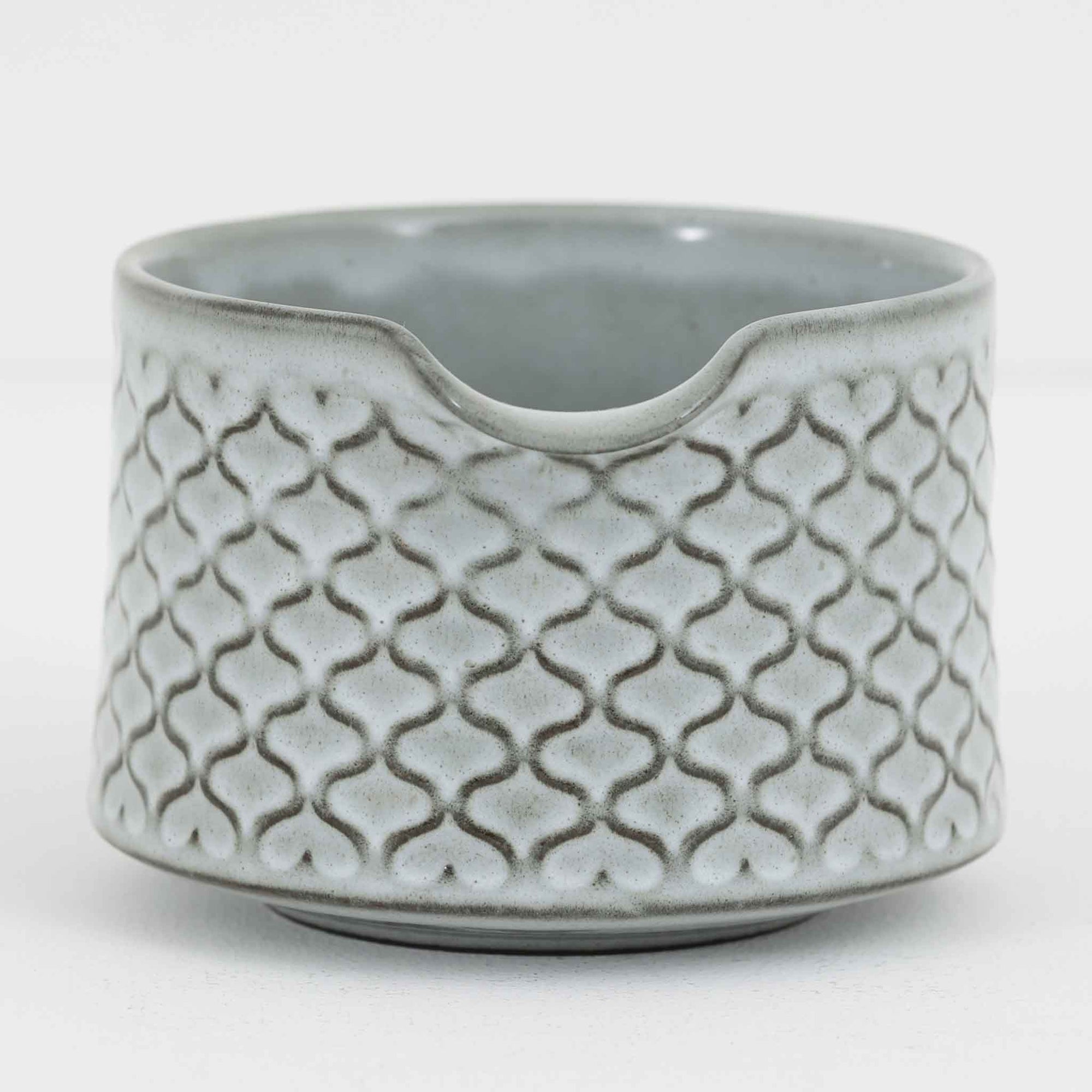 デンマークを代表するデザイナー、イェンス・H・クイストゴーによる「Cordial（コーディアル）」シリーズのヴィンテージ・ソースポットです。1960年代にKronjydenから制作が始まったシリーズは、その後Nissen、Bing&Grondahlと引き継がれ長く愛されたシリーズとなりました。淡いグレーのストーンウェアにハートを連想させる繊細な型押し模様が施されており、デンマークではスウェーデンやフィンランドの陶器メーカーと並んで今でも非常に人気のある商品となります。