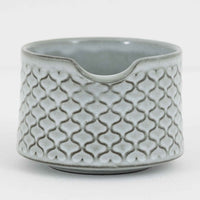 デンマークを代表するデザイナー、イェンス・H・クイストゴーによる「Cordial（コーディアル）」シリーズのヴィンテージ・ソースポットです。1960年代にKronjydenから制作が始まったシリーズは、その後Nissen、Bing&Grondahlと引き継がれ長く愛されたシリーズとなりました。淡いグレーのストーンウェアにハートを連想させる繊細な型押し模様が施されており、デンマークではスウェーデンやフィンランドの陶器メーカーと並んで今でも非常に人気のある商品となります。