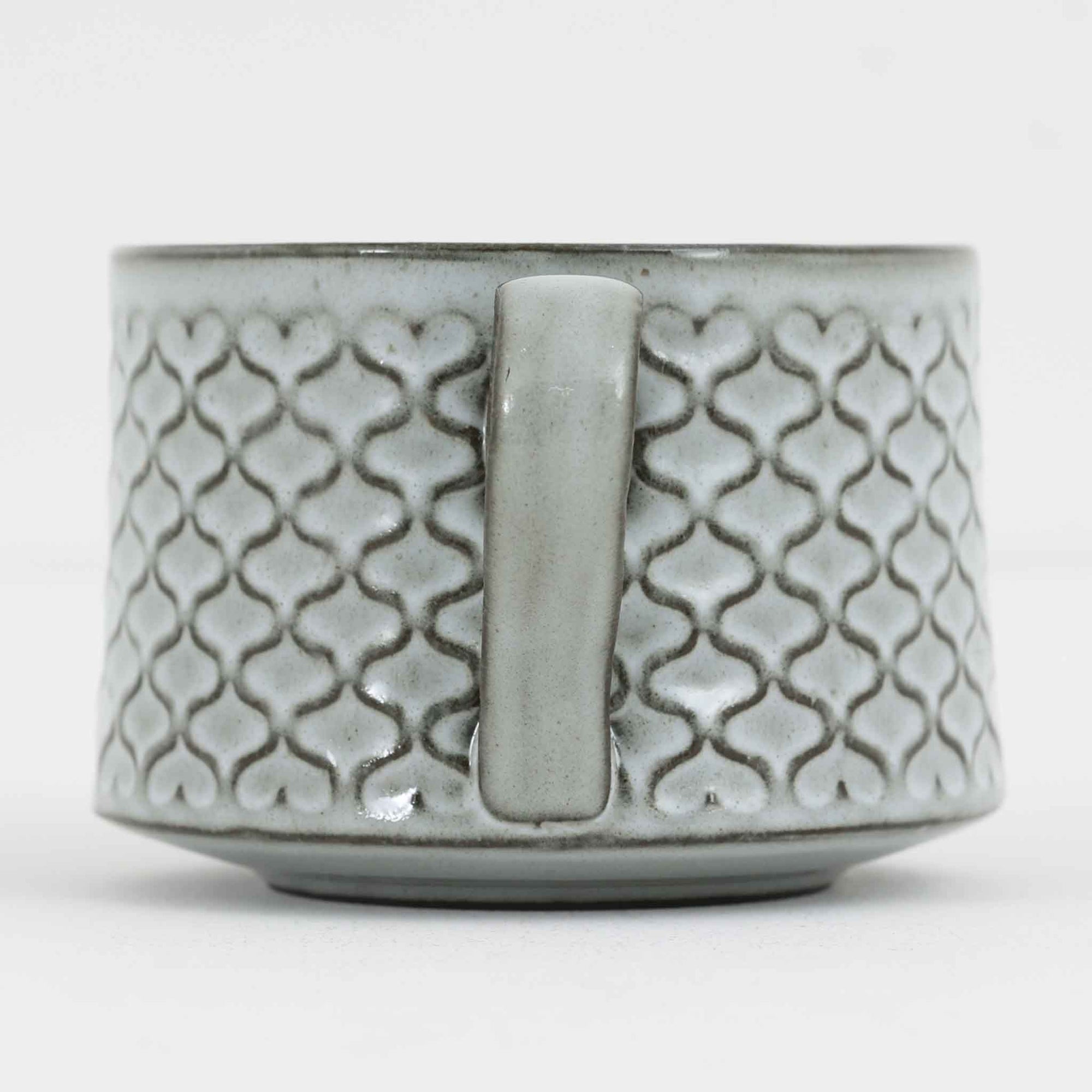 デンマークを代表するデザイナー、イェンス・H・クイストゴーによる「Cordial（コーディアル）」シリーズのヴィンテージ・ソースポットです。1960年代にKronjydenから制作が始まったシリーズは、その後Nissen、Bing&amp;Grondahlと引き継がれ長く愛されたシリーズとなりました。淡いグレーのストーンウェアにハートを連想させる繊細な型押し模様が施されており、デンマークではスウェーデンやフィンランドの陶器メーカーと並んで今でも非常に人気のある商品となります。