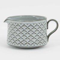 デンマークを代表するデザイナー、イェンス・H・クイストゴーによる「Cordial（コーディアル）」シリーズのヴィンテージ・ソースポットです。1960年代にKronjydenから制作が始まったシリーズは、その後Nissen、Bing&Grondahlと引き継がれ長く愛されたシリーズとなりました。淡いグレーのストーンウェアにハートを連想させる繊細な型押し模様が施されており、デンマークではスウェーデンやフィンランドの陶器メーカーと並んで今でも非常に人気のある商品となります。