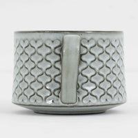 デンマークを代表するデザイナー、イェンス・H・クイストゴーによる「Cordial（コーディアル）」シリーズのヴィンテージ・ソースポットです。1960年代にKronjydenから制作が始まったシリーズは、その後Nissen、Bing&Grondahlと引き継がれ長く愛されたシリーズとなりました。淡いグレーのストーンウェアにハートを連想させる繊細な型押し模様が施されており、デンマークではスウェーデンやフィンランドの陶器メーカーと並んで今でも非常に人気のある商品となります。