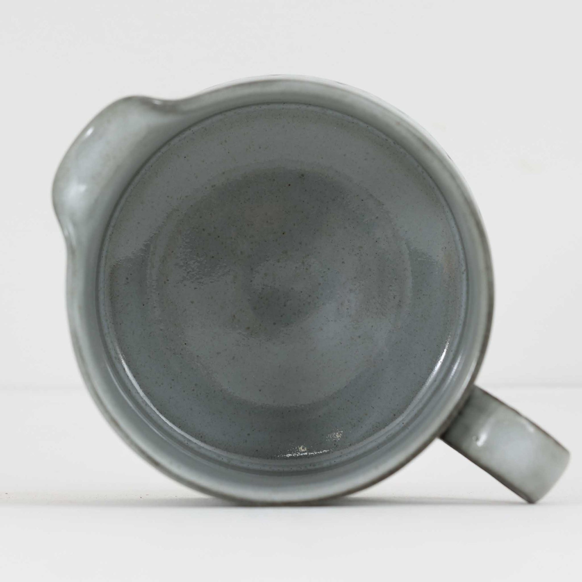 デンマークを代表するデザイナー、イェンス・H・クイストゴーによる「Cordial（コーディアル）」シリーズのヴィンテージ・ソースポットです。1960年代にKronjydenから制作が始まったシリーズは、その後Nissen、Bing&amp;Grondahlと引き継がれ長く愛されたシリーズとなりました。淡いグレーのストーンウェアにハートを連想させる繊細な型押し模様が施されており、デンマークではスウェーデンやフィンランドの陶器メーカーと並んで今でも非常に人気のある商品となります。