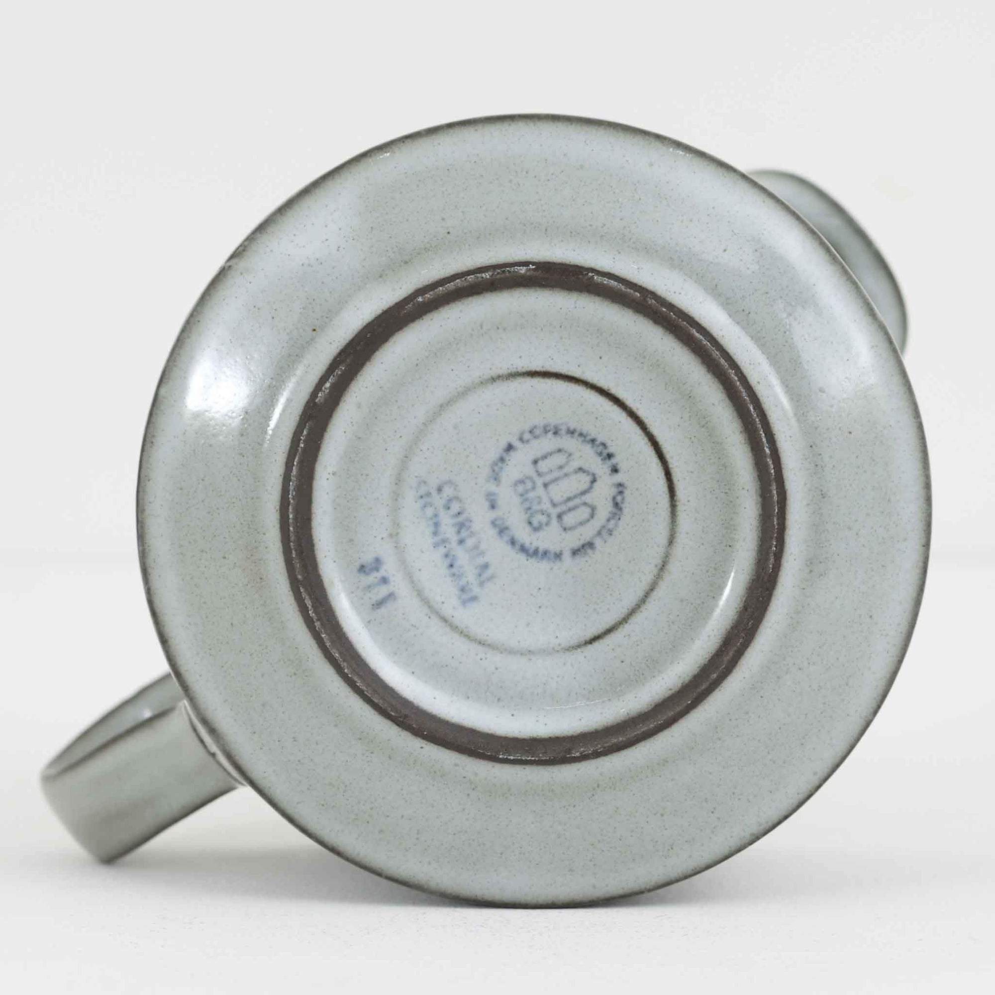 デンマークを代表するデザイナー、イェンス・H・クイストゴーによる「Cordial（コーディアル）」シリーズのヴィンテージ・ソースポットです。1960年代にKronjydenから制作が始まったシリーズは、その後Nissen、Bing&amp;Grondahlと引き継がれ長く愛されたシリーズとなりました。淡いグレーのストーンウェアにハートを連想させる繊細な型押し模様が施されており、デンマークではスウェーデンやフィンランドの陶器メーカーと並んで今でも非常に人気のある商品となります。