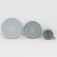 デンマークを代表するデザイナー、イェンス・H・クイストゴーによる「Cordial（コーディアル）」シリーズのヴィンテージ・トリオセット（ティーカップ、ソーサー、プレート）です。1960年代にKronjydenから制作が始まったシリーズは、その後Nissen、Bing&Grondahlと引き継がれ長く愛されたシリーズとなりました。淡いグレーのストーンウェアにハートを連想させる繊細な型押し模様が施されており、デンマークではスウェーデンやフィンランドの陶器メーカーと並んで今でも非常に人気のある商品となります。