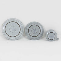 デンマークを代表するデザイナー、イェンス・H・クイストゴーによる「Cordial（コーディアル）」シリーズのヴィンテージ・トリオセット（ティーカップ、ソーサー、プレート）です。1960年代にKronjydenから制作が始まったシリーズは、その後Nissen、Bing&Grondahlと引き継がれ長く愛されたシリーズとなりました。淡いグレーのストーンウェアにハートを連想させる繊細な型押し模様が施されており、デンマークではスウェーデンやフィンランドの陶器メーカーと並んで今でも非常に人気のある商品となります。