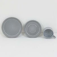 デンマークを代表するデザイナー、イェンス・H・クイストゴーによる「Cordial（コーディアル）」シリーズのヴィンテージ・トリオセット（ティーカップ、ソーサー、プレート）です。1960年代にKronjydenから制作が始まったシリーズは、その後Nissen、Bing&Grondahlと引き継がれ長く愛されたシリーズとなりました。淡いグレーのストーンウェアにハートを連想させる繊細な型押し模様が施されており、デンマークではスウェーデンやフィンランドの陶器メーカーと並んで今でも非常に人気のある商品となります。