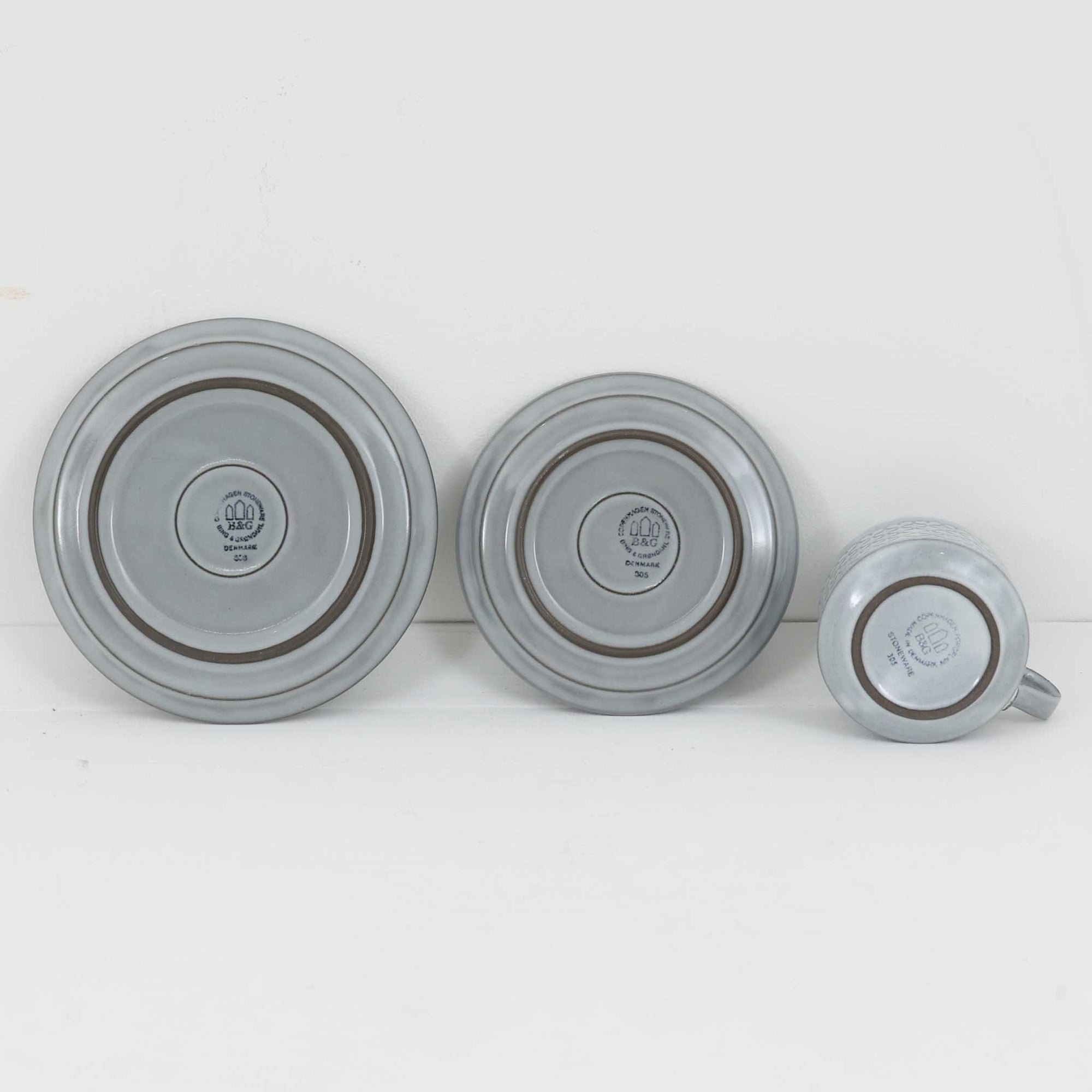 デンマークを代表するデザイナー、イェンス・H・クイストゴーによる「Cordial（コーディアル）」シリーズのヴィンテージ・トリオセット（ティーカップ、ソーサー、プレート）です。1960年代にKronjydenから制作が始まったシリーズは、その後Nissen、Bing&amp;Grondahlと引き継がれ長く愛されたシリーズとなりました。淡いグレーのストーンウェアにハートを連想させる繊細な型押し模様が施されており、デンマークではスウェーデンやフィンランドの陶器メーカーと並んで今でも非常に人気のある商品となります。