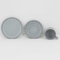 デンマークを代表するデザイナー、イェンス・H・クイストゴーによる「Cordial（コーディアル）」シリーズのヴィンテージ・トリオセット（ティーカップ、ソーサー、プレート）です。1960年代にKronjydenから制作が始まったシリーズは、その後Nissen、Bing&Grondahlと引き継がれ長く愛されたシリーズとなりました。淡いグレーのストーンウェアにハートを連想させる繊細な型押し模様が施されており、デンマークではスウェーデンやフィンランドの陶器メーカーと並んで今でも非常に人気のある商品となります。