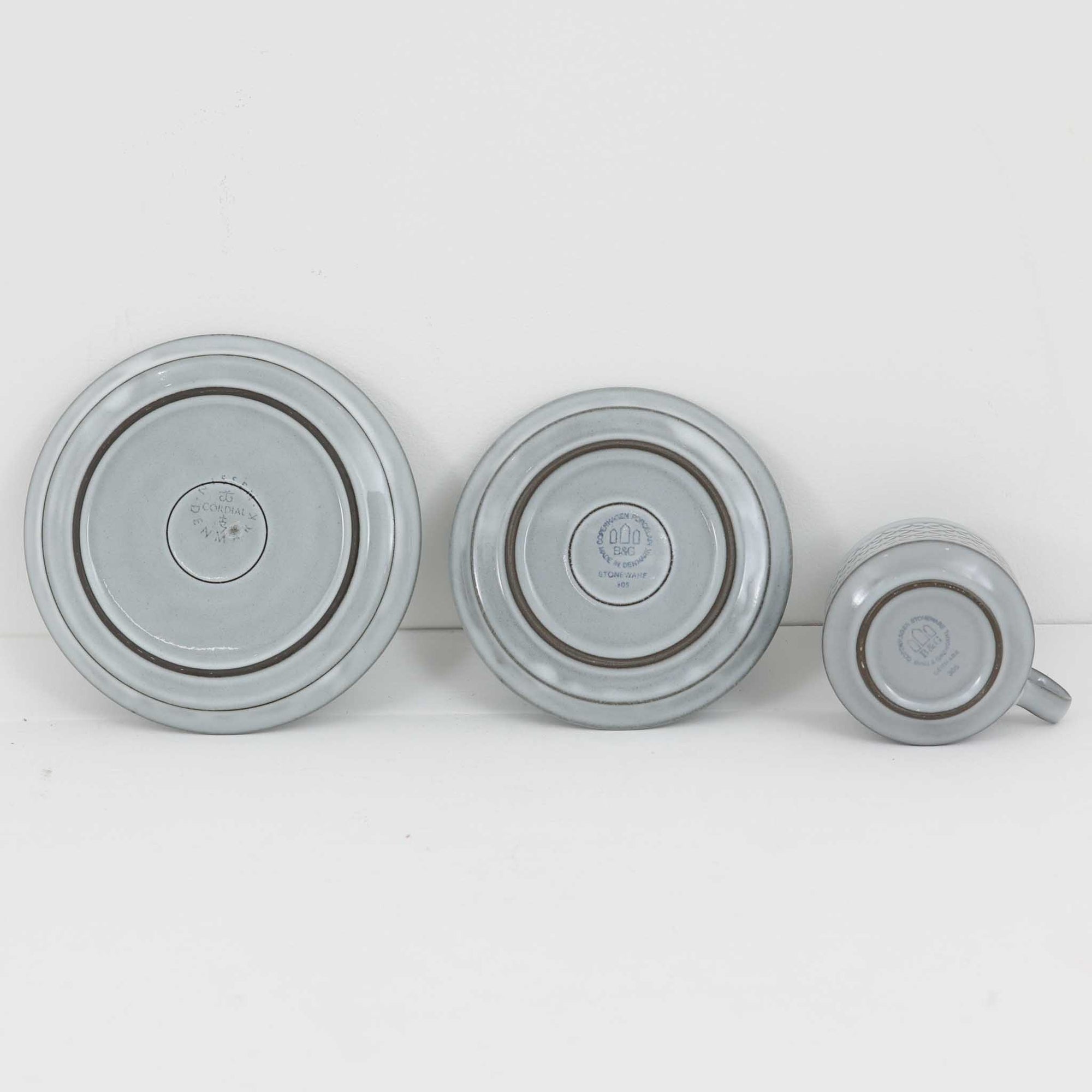 デンマークを代表するデザイナー、イェンス・H・クイストゴーによる「Cordial（コーディアル）」シリーズのヴィンテージ・トリオセット（ティーカップ、ソーサー、プレート）です。1960年代にKronjydenから制作が始まったシリーズは、その後Nissen、Bing&amp;Grondahlと引き継がれ長く愛されたシリーズとなりました。淡いグレーのストーンウェアにハートを連想させる繊細な型押し模様が施されており、デンマークではスウェーデンやフィンランドの陶器メーカーと並んで今でも非常に人気のある商品となります。
