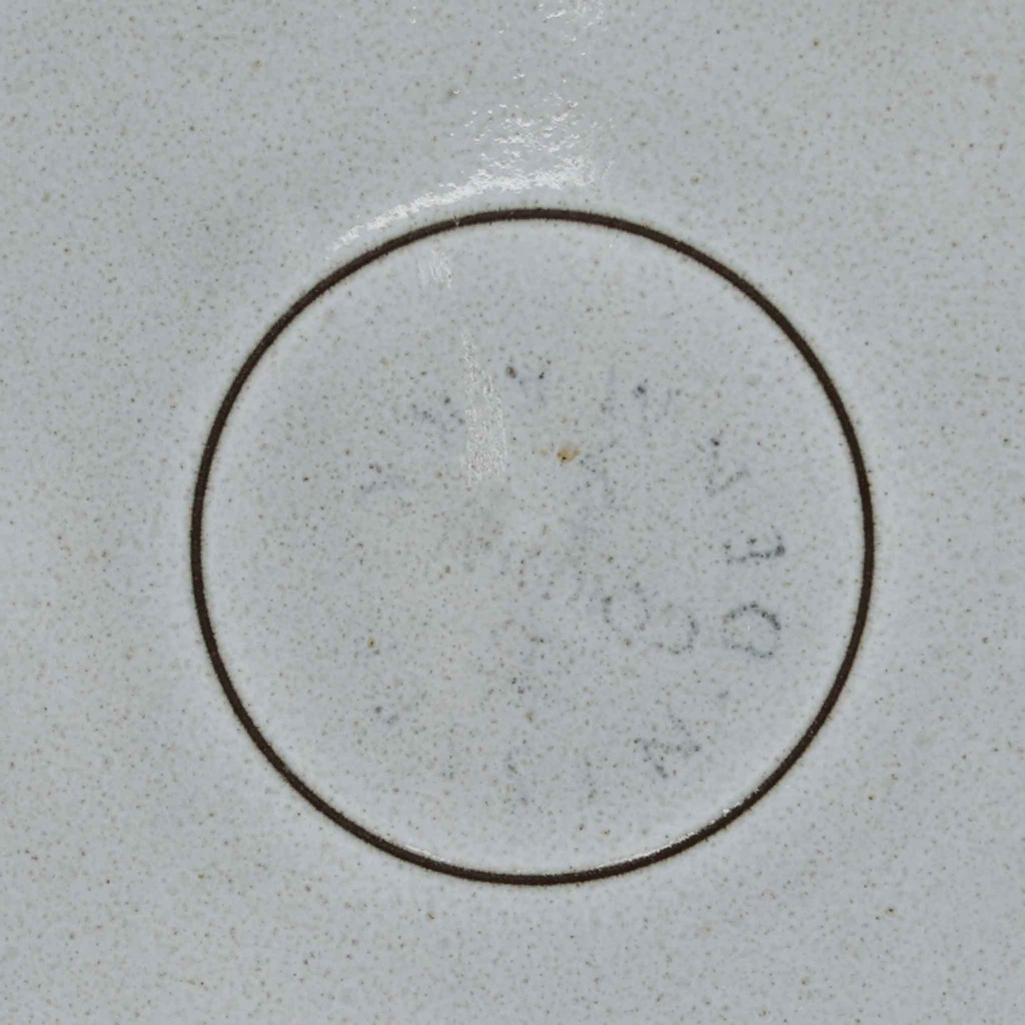 デンマークを代表するデザイナー、イェンス・H・クイストゴーによる「Cordial（コーディアル）」シリーズのヴィンテージ・トリオセット（ティーカップ、ソーサー、プレート）です。1960年代にKronjydenから制作が始まったシリーズは、その後Nissen、Bing&amp;Grondahlと引き継がれ長く愛されたシリーズとなりました。淡いグレーのストーンウェアにハートを連想させる繊細な型押し模様が施されており、デンマークではスウェーデンやフィンランドの陶器メーカーと並んで今でも非常に人気のある商品となります。