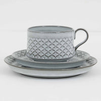 デンマークを代表するデザイナー、イェンス・H・クイストゴーによる「Cordial（コーディアル）」シリーズのヴィンテージ・トリオセット（ティーカップ、ソーサー、プレート）です。1960年代にKronjydenから制作が始まったシリーズは、その後Nissen、Bing&Grondahlと引き継がれ長く愛されたシリーズとなりました。淡いグレーのストーンウェアにハートを連想させる繊細な型押し模様が施されており、デンマークではスウェーデンやフィンランドの陶器メーカーと並んで今でも非常に人気のある商品となります。