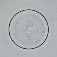 デンマークを代表するデザイナー、イェンス・H・クイストゴーによる「Cordial（コーディアル）」シリーズのヴィンテージ・トリオセット（ティーカップ、ソーサー、プレート）です。1960年代にKronjydenから制作が始まったシリーズは、その後Nissen、Bing&Grondahlと引き継がれ長く愛されたシリーズとなりました。淡いグレーのストーンウェアにハートを連想させる繊細な型押し模様が施されており、デンマークではスウェーデンやフィンランドの陶器メーカーと並んで今でも非常に人気のある商品となります。