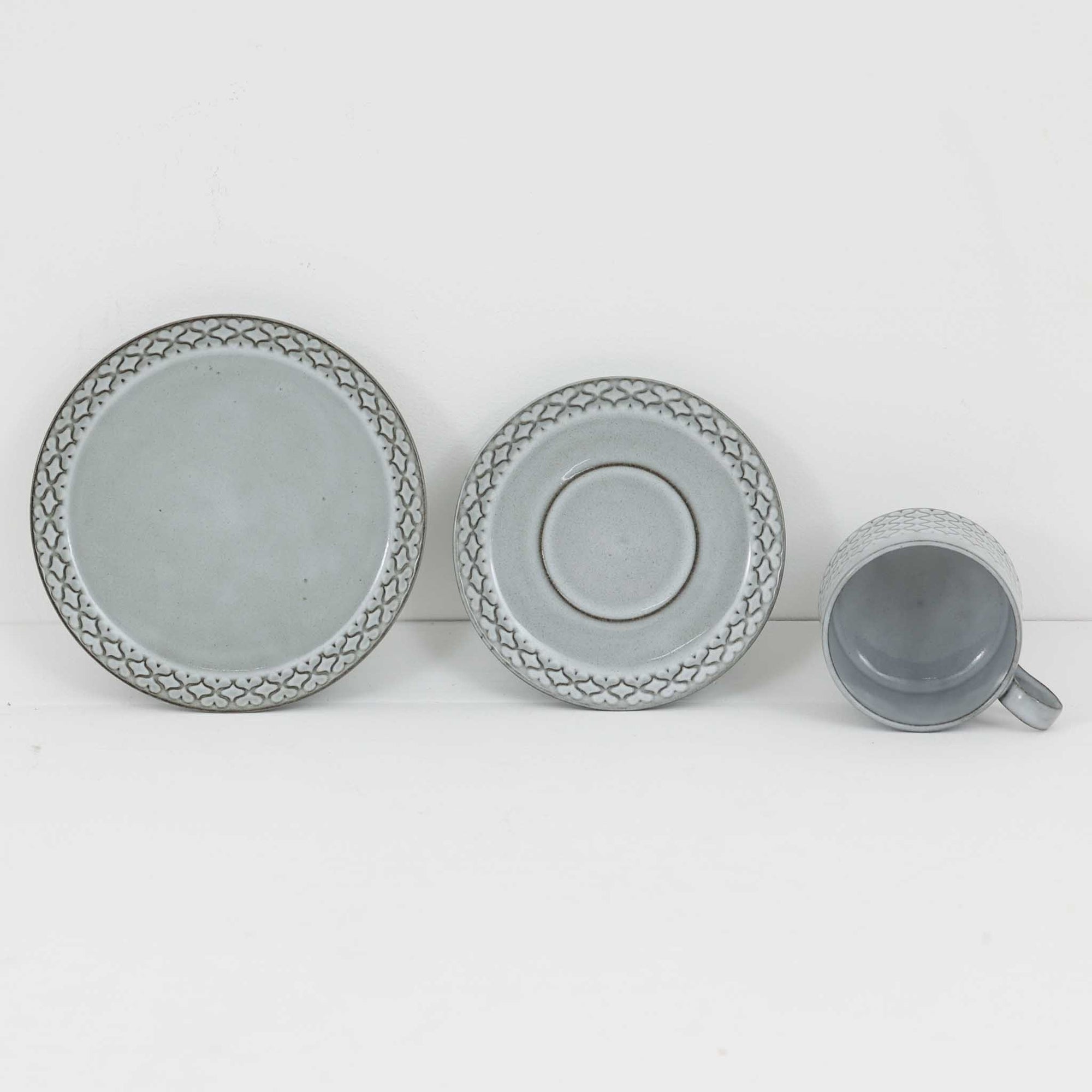 デンマークを代表するデザイナー、イェンス・H・クイストゴーによる「Cordial（コーディアル）」シリーズのヴィンテージ・トリオセット（ティーカップ、ソーサー、プレート）です。1960年代にKronjydenから制作が始まったシリーズは、その後Nissen、Bing&amp;Grondahlと引き継がれ長く愛されたシリーズとなりました。淡いグレーのストーンウェアにハートを連想させる繊細な型押し模様が施されており、デンマークではスウェーデンやフィンランドの陶器メーカーと並んで今でも非常に人気のある商品となります。