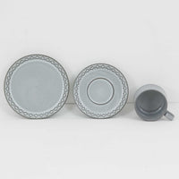 デンマークを代表するデザイナー、イェンス・H・クイストゴーによる「Cordial（コーディアル）」シリーズのヴィンテージ・トリオセット（ティーカップ、ソーサー、プレート）です。1960年代にKronjydenから制作が始まったシリーズは、その後Nissen、Bing&Grondahlと引き継がれ長く愛されたシリーズとなりました。淡いグレーのストーンウェアにハートを連想させる繊細な型押し模様が施されており、デンマークではスウェーデンやフィンランドの陶器メーカーと並んで今でも非常に人気のある商品となります。