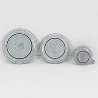 デンマークを代表するデザイナー、イェンス・H・クイストゴーによる「Cordial（コーディアル）」シリーズのヴィンテージ・トリオセット（ティーカップ、ソーサー、プレート）です。1960年代にKronjydenから制作が始まったシリーズは、その後Nissen、Bing&Grondahlと引き継がれ長く愛されたシリーズとなりました。淡いグレーのストーンウェアにハートを連想させる繊細な型押し模様が施されており、デンマークではスウェーデンやフィンランドの陶器メーカーと並んで今でも非常に人気のある商品となります。