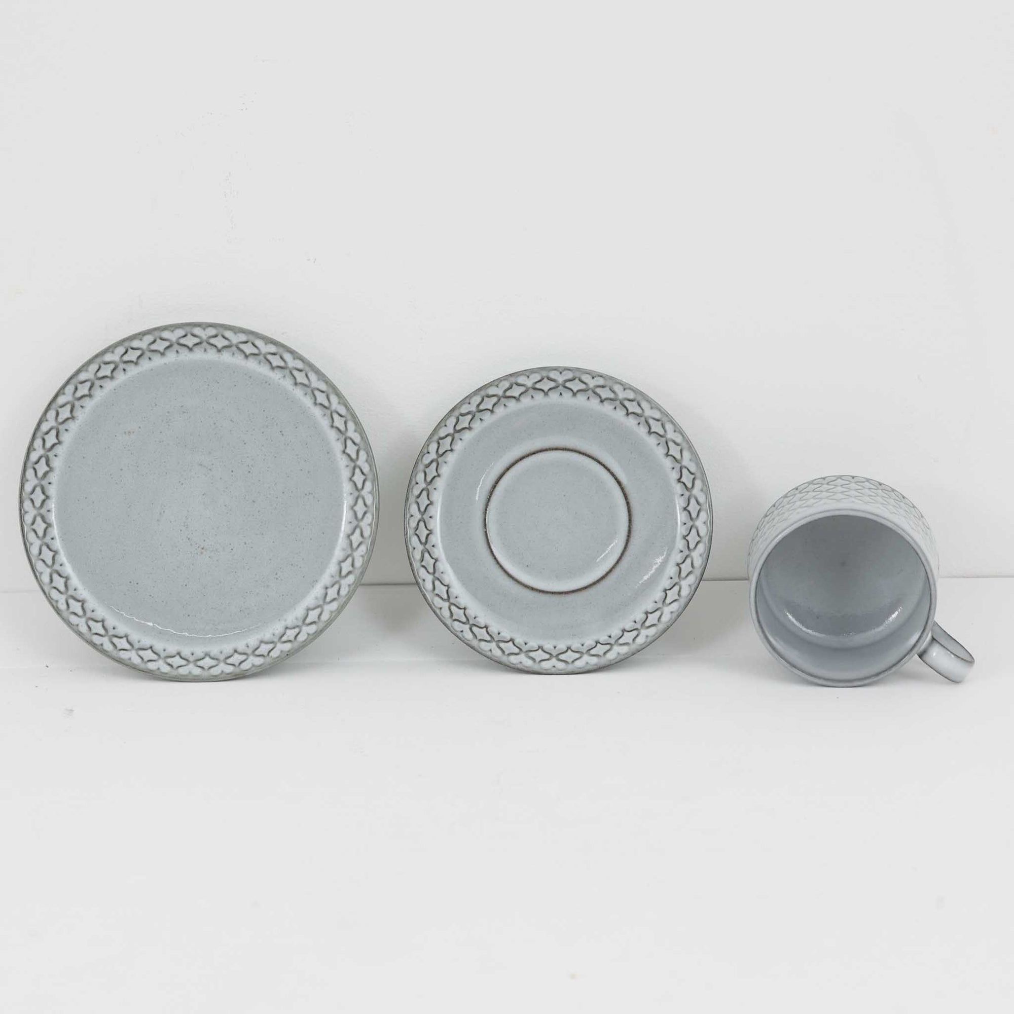 デンマークを代表するデザイナー、イェンス・H・クイストゴーによる「Cordial（コーディアル）」シリーズのヴィンテージ・トリオセット（ティーカップ、ソーサー、プレート）です。1960年代にKronjydenから制作が始まったシリーズは、その後Nissen、Bing&amp;Grondahlと引き継がれ長く愛されたシリーズとなりました。淡いグレーのストーンウェアにハートを連想させる繊細な型押し模様が施されており、デンマークではスウェーデンやフィンランドの陶器メーカーと並んで今でも非常に人気のある商品となります。