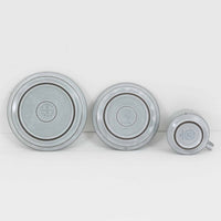 デンマークを代表するデザイナー、イェンス・H・クイストゴーによる「Cordial（コーディアル）」シリーズのヴィンテージ・トリオセット（ティーカップ、ソーサー、プレート）です。1960年代にKronjydenから制作が始まったシリーズは、その後Nissen、Bing&Grondahlと引き継がれ長く愛されたシリーズとなりました。淡いグレーのストーンウェアにハートを連想させる繊細な型押し模様が施されており、デンマークではスウェーデンやフィンランドの陶器メーカーと並んで今でも非常に人気のある商品となります。