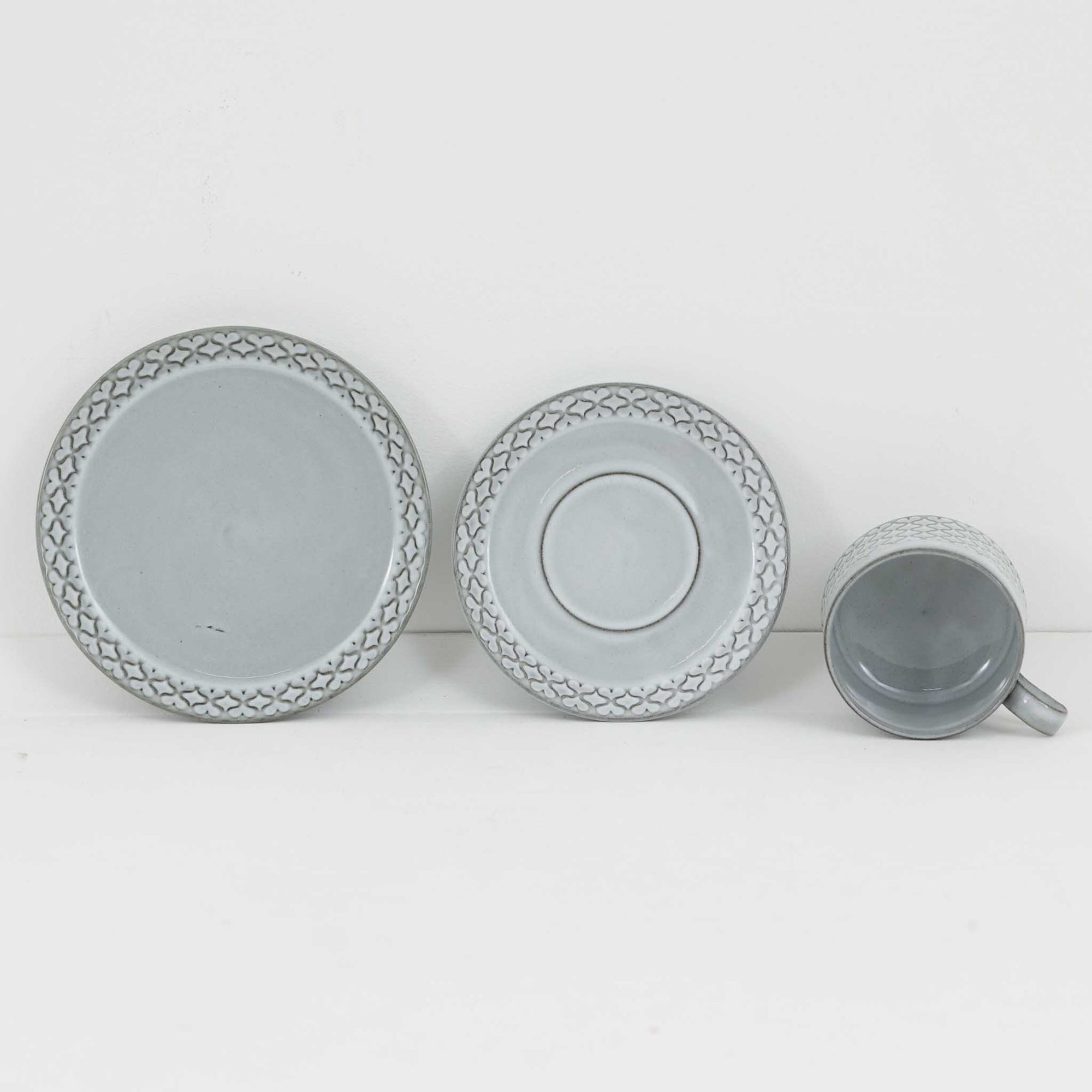 デンマークを代表するデザイナー、イェンス・H・クイストゴーによる「Cordial（コーディアル）」シリーズのヴィンテージ・トリオセット（ティーカップ、ソーサー、プレート）です。1960年代にKronjydenから制作が始まったシリーズは、その後Nissen、Bing&amp;Grondahlと引き継がれ長く愛されたシリーズとなりました。淡いグレーのストーンウェアにハートを連想させる繊細な型押し模様が施されており、デンマークではスウェーデンやフィンランドの陶器メーカーと並んで今でも非常に人気のある商品となります。