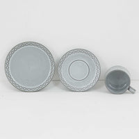 デンマークを代表するデザイナー、イェンス・H・クイストゴーによる「Cordial（コーディアル）」シリーズのヴィンテージ・トリオセット（ティーカップ、ソーサー、プレート）です。1960年代にKronjydenから制作が始まったシリーズは、その後Nissen、Bing&Grondahlと引き継がれ長く愛されたシリーズとなりました。淡いグレーのストーンウェアにハートを連想させる繊細な型押し模様が施されており、デンマークではスウェーデンやフィンランドの陶器メーカーと並んで今でも非常に人気のある商品となります。