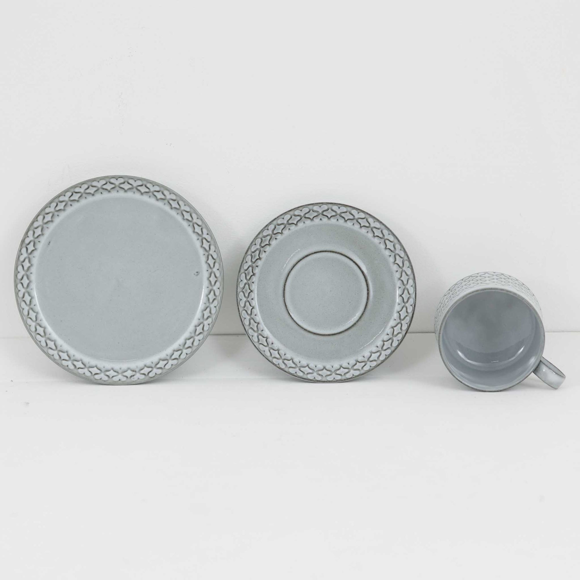 デンマークを代表するデザイナー、イェンス・H・クイストゴーによる「Cordial（コーディアル）」シリーズのヴィンテージ・トリオセット（ティーカップ、ソーサー、プレート）です。1960年代にKronjydenから制作が始まったシリーズは、その後Nissen、Bing&amp;Grondahlと引き継がれ長く愛されたシリーズとなりました。淡いグレーのストーンウェアにハートを連想させる繊細な型押し模様が施されており、デンマークではスウェーデンやフィンランドの陶器メーカーと並んで今でも非常に人気のある商品となります。