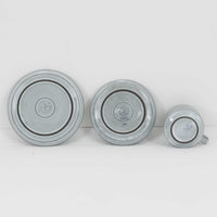 デンマークを代表するデザイナー、イェンス・H・クイストゴーによる「Cordial（コーディアル）」シリーズのヴィンテージ・トリオセット（ティーカップ、ソーサー、プレート）です。1960年代にKronjydenから制作が始まったシリーズは、その後Nissen、Bing&Grondahlと引き継がれ長く愛されたシリーズとなりました。淡いグレーのストーンウェアにハートを連想させる繊細な型押し模様が施されており、デンマークではスウェーデンやフィンランドの陶器メーカーと並んで今でも非常に人気のある商品となります。