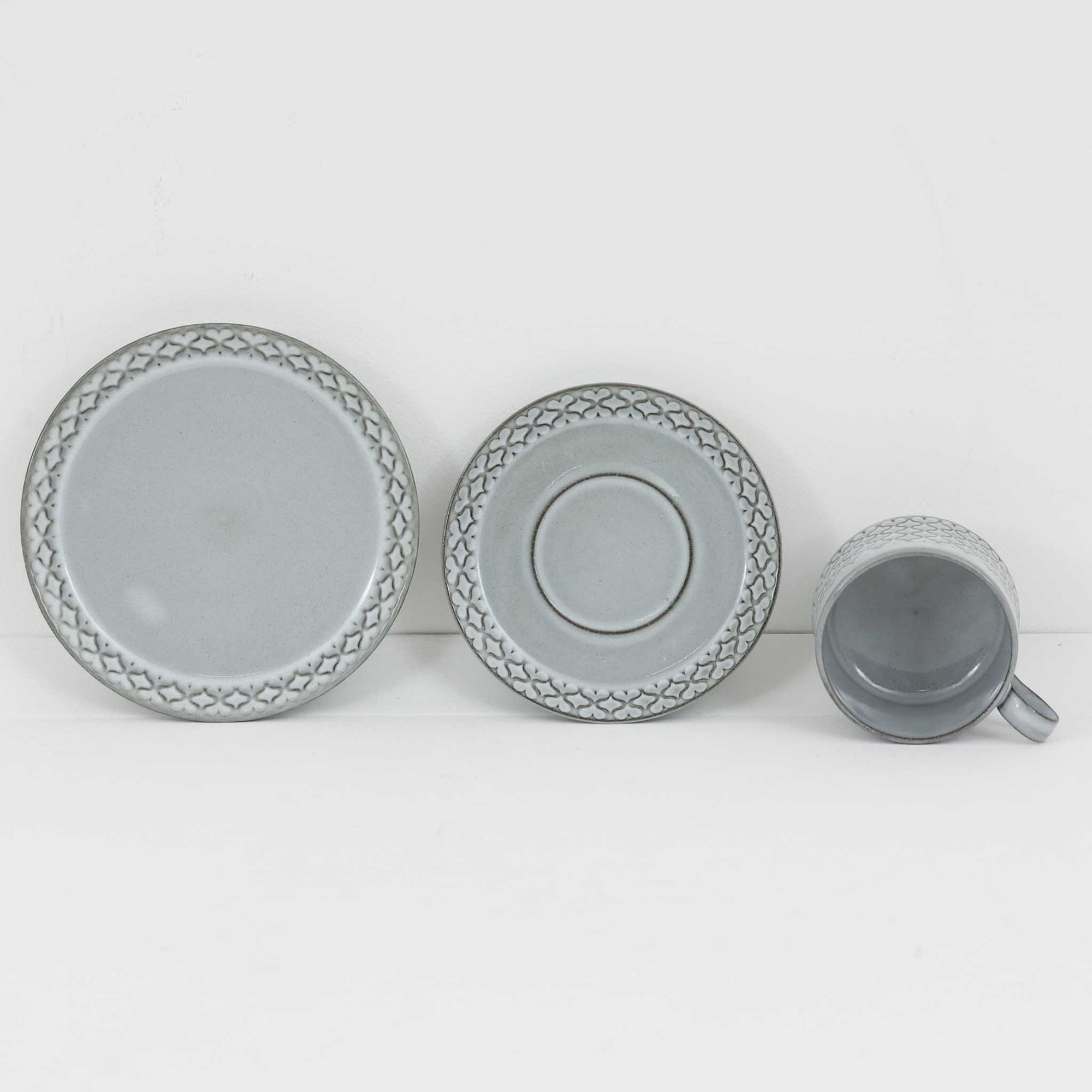 デンマークを代表するデザイナー、イェンス・H・クイストゴーによる「Cordial（コーディアル）」シリーズのヴィンテージ・トリオセット（ティーカップ、ソーサー、プレート）です。1960年代にKronjydenから制作が始まったシリーズは、その後Nissen、Bing&amp;Grondahlと引き継がれ長く愛されたシリーズとなりました。淡いグレーのストーンウェアにハートを連想させる繊細な型押し模様が施されており、デンマークではスウェーデンやフィンランドの陶器メーカーと並んで今でも非常に人気のある商品となります。