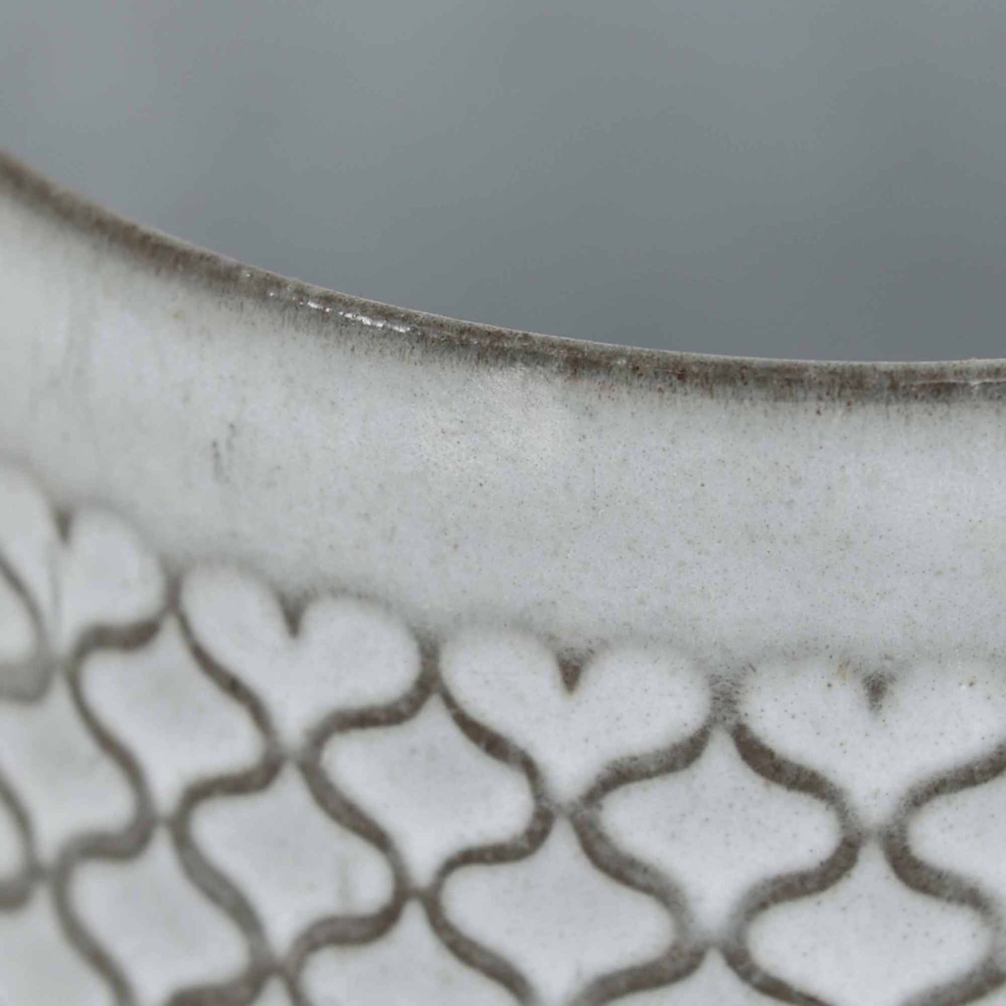 デンマークを代表するデザイナー、イェンス・H・クイストゴーによる「Cordial（コーディアル）」シリーズのヴィンテージ・トリオセット（ティーカップ、ソーサー、プレート）です。1960年代にKronjydenから制作が始まったシリーズは、その後Nissen、Bing&Grondahlと引き継がれ長く愛されたシリーズとなりました。淡いグレーのストーンウェアにハートを連想させる繊細な型押し模様が施されており、デンマークではスウェーデンやフィンランドの陶器メーカーと並んで今でも非常に人気のある商品となります。