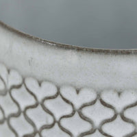 デンマークを代表するデザイナー、イェンス・H・クイストゴーによる「Cordial（コーディアル）」シリーズのヴィンテージ・トリオセット（ティーカップ、ソーサー、プレート）です。1960年代にKronjydenから制作が始まったシリーズは、その後Nissen、Bing&Grondahlと引き継がれ長く愛されたシリーズとなりました。淡いグレーのストーンウェアにハートを連想させる繊細な型押し模様が施されており、デンマークではスウェーデンやフィンランドの陶器メーカーと並んで今でも非常に人気のある商品となります。