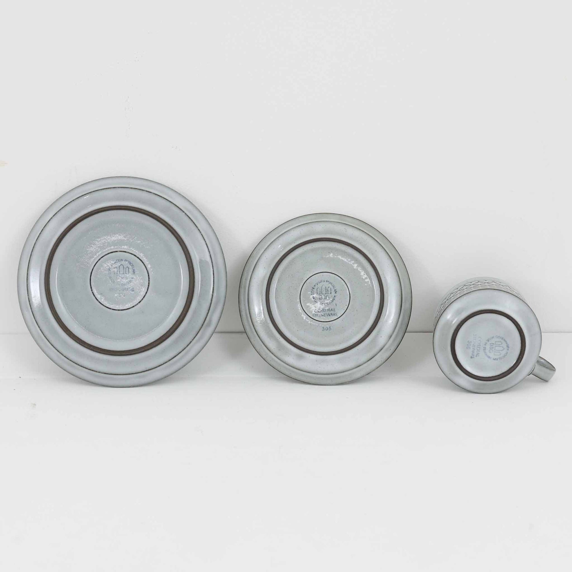 デンマークを代表するデザイナー、イェンス・H・クイストゴーによる「Cordial（コーディアル）」シリーズのヴィンテージ・トリオセット（ティーカップ、ソーサー、プレート）です。1960年代にKronjydenから制作が始まったシリーズは、その後Nissen、Bing&amp;Grondahlと引き継がれ長く愛されたシリーズとなりました。淡いグレーのストーンウェアにハートを連想させる繊細な型押し模様が施されており、デンマークではスウェーデンやフィンランドの陶器メーカーと並んで今でも非常に人気のある商品となります。