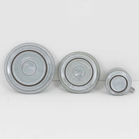 デンマークを代表するデザイナー、イェンス・H・クイストゴーによる「Cordial（コーディアル）」シリーズのヴィンテージ・トリオセット（ティーカップ、ソーサー、プレート）です。1960年代にKronjydenから制作が始まったシリーズは、その後Nissen、Bing&Grondahlと引き継がれ長く愛されたシリーズとなりました。淡いグレーのストーンウェアにハートを連想させる繊細な型押し模様が施されており、デンマークではスウェーデンやフィンランドの陶器メーカーと並んで今でも非常に人気のある商品となります。