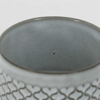 デンマークを代表するデザイナー、イェンス・H・クイストゴーによる「Cordial（コーディアル）」シリーズのヴィンテージ・トリオセット（ティーカップ、ソーサー、プレート）です。1960年代にKronjydenから制作が始まったシリーズは、その後Nissen、Bing&Grondahlと引き継がれ長く愛されたシリーズとなりました。淡いグレーのストーンウェアにハートを連想させる繊細な型押し模様が施されており、デンマークではスウェーデンやフィンランドの陶器メーカーと並んで今でも非常に人気のある商品となります。