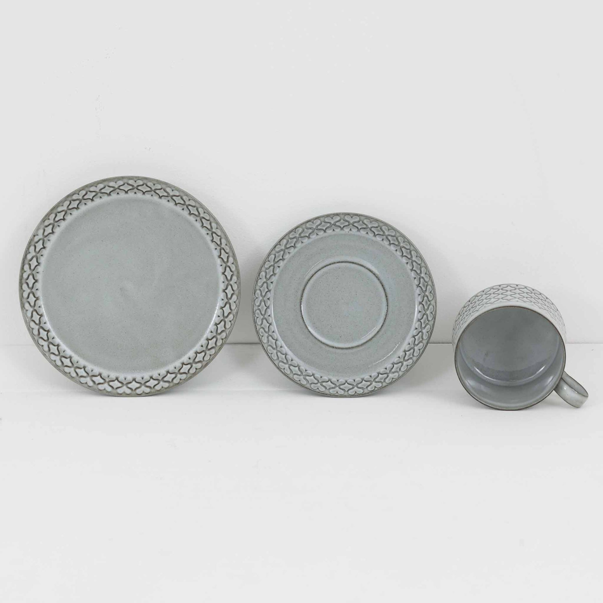 デンマークを代表するデザイナー、イェンス・H・クイストゴーによる「Cordial（コーディアル）」シリーズのヴィンテージ・トリオセット（ティーカップ、ソーサー、プレート）です。1960年代にKronjydenから制作が始まったシリーズは、その後Nissen、Bing&amp;Grondahlと引き継がれ長く愛されたシリーズとなりました。淡いグレーのストーンウェアにハートを連想させる繊細な型押し模様が施されており、デンマークではスウェーデンやフィンランドの陶器メーカーと並んで今でも非常に人気のある商品となります。