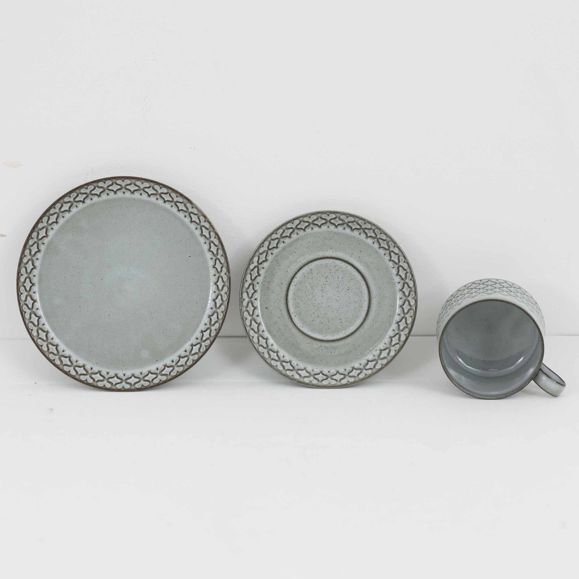 デンマークを代表するデザイナー、イェンス・H・クイストゴーによる「Cordial（コーディアル）」シリーズのヴィンテージ・トリオセット（ティーカップ、ソーサー、プレート）です。1960年代にKronjydenから制作が始まったシリーズは、その後Nissen、Bing&Grondahlと引き継がれ長く愛されたシリーズとなりました。淡いグレーのストーンウェアにハートを連想させる繊細な型押し模様が施されており、デンマークではスウェーデンやフィンランドの陶器メーカーと並んで今でも非常に人気のある商品となります。