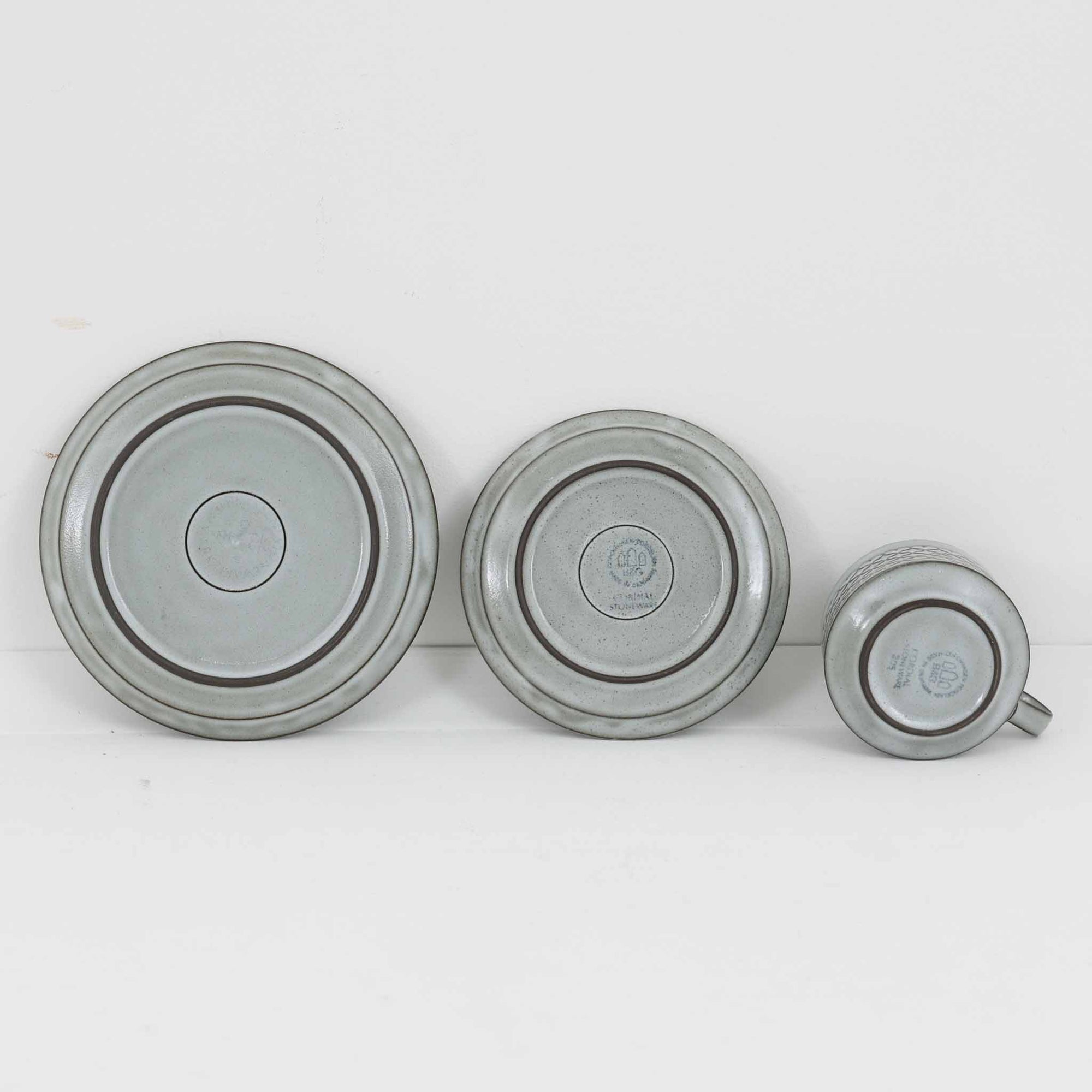 デンマークを代表するデザイナー、イェンス・H・クイストゴーによる「Cordial（コーディアル）」シリーズのヴィンテージ・トリオセット（ティーカップ、ソーサー、プレート）です。1960年代にKronjydenから制作が始まったシリーズは、その後Nissen、Bing&amp;Grondahlと引き継がれ長く愛されたシリーズとなりました。淡いグレーのストーンウェアにハートを連想させる繊細な型押し模様が施されており、デンマークではスウェーデンやフィンランドの陶器メーカーと並んで今でも非常に人気のある商品となります。