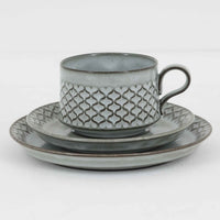 デンマークを代表するデザイナー、イェンス・H・クイストゴーによる「Cordial（コーディアル）」シリーズのヴィンテージ・トリオセット（ティーカップ、ソーサー、プレート）です。1960年代にKronjydenから制作が始まったシリーズは、その後Nissen、Bing&Grondahlと引き継がれ長く愛されたシリーズとなりました。淡いグレーのストーンウェアにハートを連想させる繊細な型押し模様が施されており、デンマークではスウェーデンやフィンランドの陶器メーカーと並んで今でも非常に人気のある商品となります。