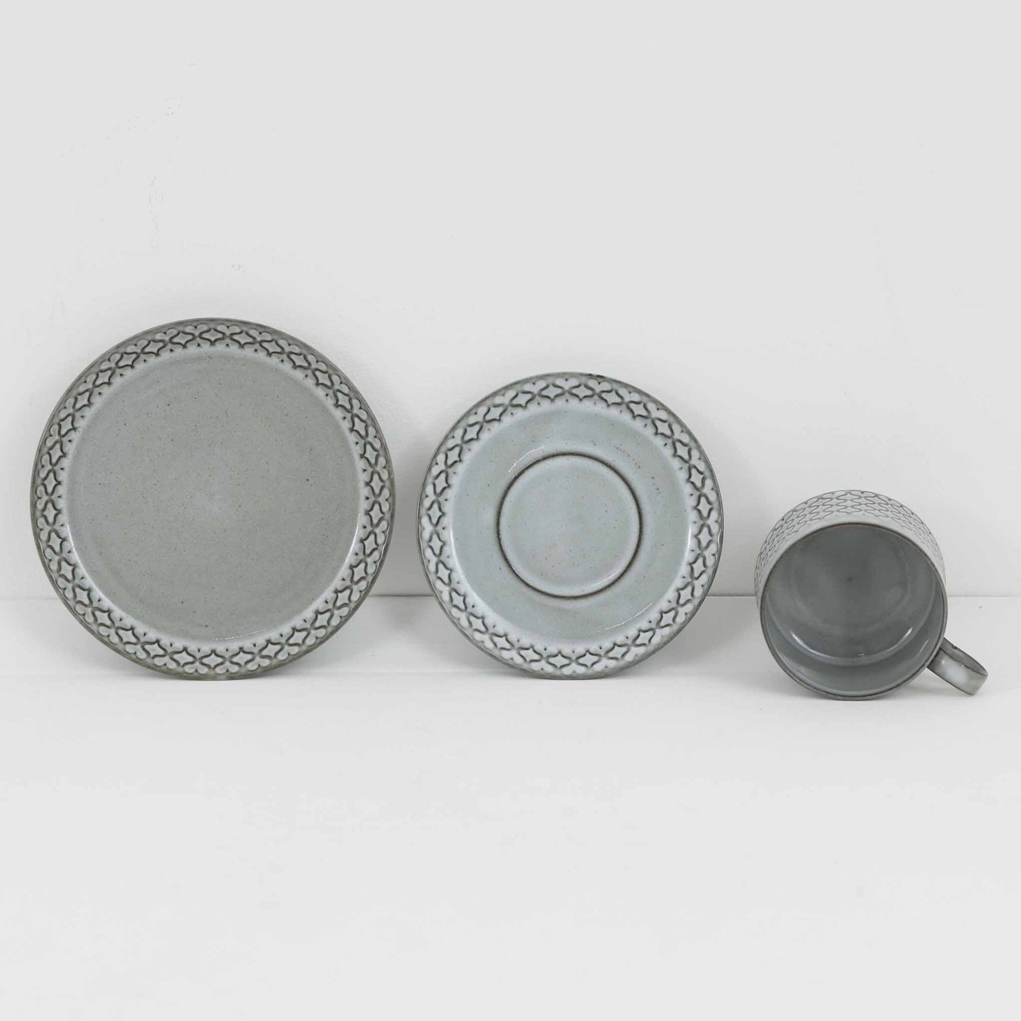 デンマークを代表するデザイナー、イェンス・H・クイストゴーによる「Cordial（コーディアル）」シリーズのヴィンテージ・トリオセット（ティーカップ、ソーサー、プレート）です。1960年代にKronjydenから制作が始まったシリーズは、その後Nissen、Bing&Grondahlと引き継がれ長く愛されたシリーズとなりました。淡いグレーのストーンウェアにハートを連想させる繊細な型押し模様が施されており、デンマークではスウェーデンやフィンランドの陶器メーカーと並んで今でも非常に人気のある商品となります。