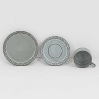 デンマークを代表するデザイナー、イェンス・H・クイストゴーによる「Cordial（コーディアル）」シリーズのヴィンテージ・トリオセット（ティーカップ、ソーサー、プレート）です。1960年代にKronjydenから制作が始まったシリーズは、その後Nissen、Bing&Grondahlと引き継がれ長く愛されたシリーズとなりました。淡いグレーのストーンウェアにハートを連想させる繊細な型押し模様が施されており、デンマークではスウェーデンやフィンランドの陶器メーカーと並んで今でも非常に人気のある商品となります。