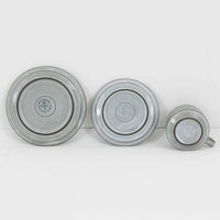 デンマークを代表するデザイナー、イェンス・H・クイストゴーによる「Cordial（コーディアル）」シリーズのヴィンテージ・トリオセット（ティーカップ、ソーサー、プレート）です。1960年代にKronjydenから制作が始まったシリーズは、その後Nissen、Bing&Grondahlと引き継がれ長く愛されたシリーズとなりました。淡いグレーのストーンウェアにハートを連想させる繊細な型押し模様が施されており、デンマークではスウェーデンやフィンランドの陶器メーカーと並んで今でも非常に人気のある商品となります。