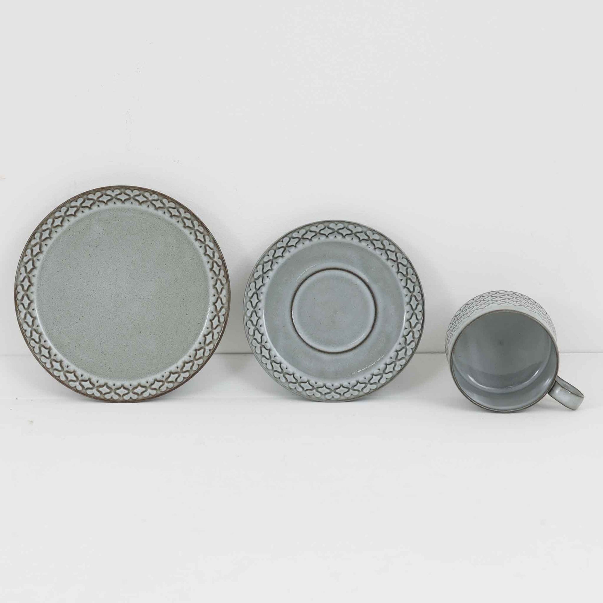 デンマークを代表するデザイナー、イェンス・H・クイストゴーによる「Cordial（コーディアル）」シリーズのヴィンテージ・トリオセット（ティーカップ、ソーサー、プレート）です。1960年代にKronjydenから制作が始まったシリーズは、その後Nissen、Bing&Grondahlと引き継がれ長く愛されたシリーズとなりました。淡いグレーのストーンウェアにハートを連想させる繊細な型押し模様が施されており、デンマークではスウェーデンやフィンランドの陶器メーカーと並んで今でも非常に人気のある商品となります。