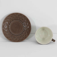 デンマークを代表するデザイナー、イェンス・H・クイストゴーによる「Azur（アズール）」シリーズのヴィンテージカッププ&ソーサーです。1960年代にKronjydenから制作が始まったシリーズは、その後Nissen、Bing&Grondahlと引き継がれ長く愛されたシリーズとなりました。落ち着いたブラウンとプラム色の繊細なフラワーレリーフが施されたストーンウェアは、自然の美しさを食卓にそっと運びます。特にAzurシリーズはヴィンテージ市場でも流通量が極めて少なく高価な逸品となります。