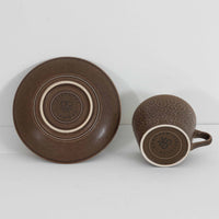 デンマークを代表するデザイナー、イェンス・H・クイストゴーによる「Azur（アズール）」シリーズのヴィンテージカッププ&ソーサーです。1960年代にKronjydenから制作が始まったシリーズは、その後Nissen、Bing&Grondahlと引き継がれ長く愛されたシリーズとなりました。落ち着いたブラウンとプラム色の繊細なフラワーレリーフが施されたストーンウェアは、自然の美しさを食卓にそっと運びます。特にAzurシリーズはヴィンテージ市場でも流通量が極めて少なく高価な逸品となります。