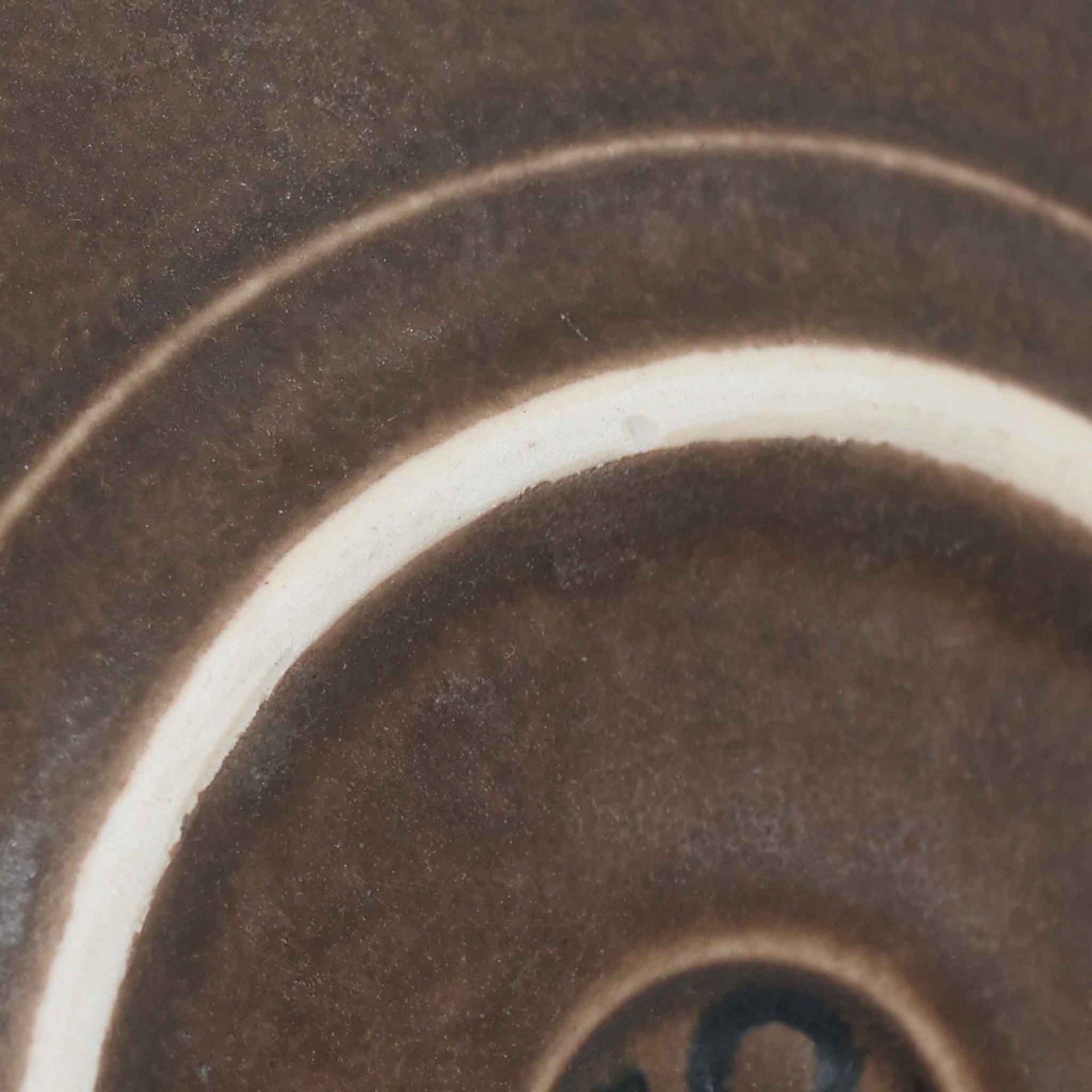 デンマークを代表するデザイナー、イェンス・H・クイストゴーによる「Azur（アズール）」シリーズのヴィンテージカッププ&amp;ソーサーです。1960年代にKronjydenから制作が始まったシリーズは、その後Nissen、Bing&amp;Grondahlと引き継がれ長く愛されたシリーズとなりました。落ち着いたブラウンとプラム色の繊細なフラワーレリーフが施されたストーンウェアは、自然の美しさを食卓にそっと運びます。特にAzurシリーズはヴィンテージ市場でも流通量が極めて少なく高価な逸品となります。